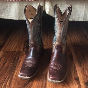 Round Up Wide Square Toe Boots